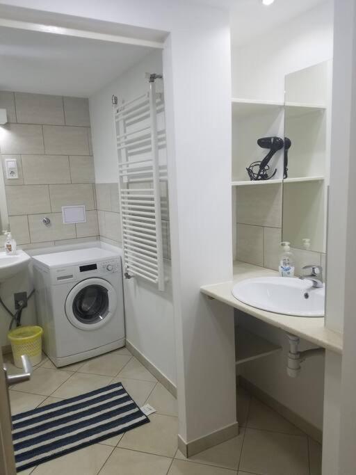 Big Cozy - Skyfall Apartment 3 Bdrm 6 Beds 1&Half Baths Budapest Exteriör bild