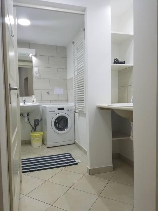 Big Cozy - Skyfall Apartment 3 Bdrm 6 Beds 1&Half Baths Budapest Exteriör bild